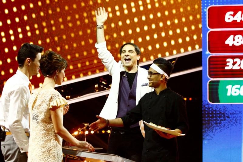 Două scriitoare vor să plece într-o călătorie cu rulota și să organizeze o strângere de fonduri, cu banii de la “Guess My Age – Ghicește vârsta”