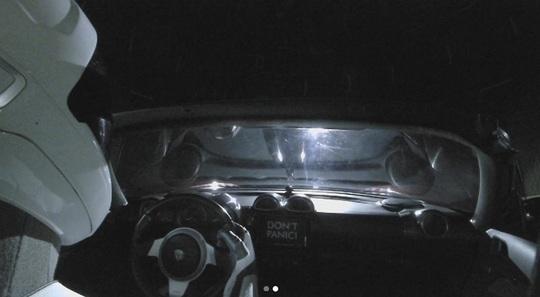 VIDEO. SpaceX a intrat în istorie. Cea mai puternică rachetă din lume, echivalentul a 18 avioane, a fost lansată pe muzica lui Bowie. Odată cu ea, şi prima maşină pe orbită!