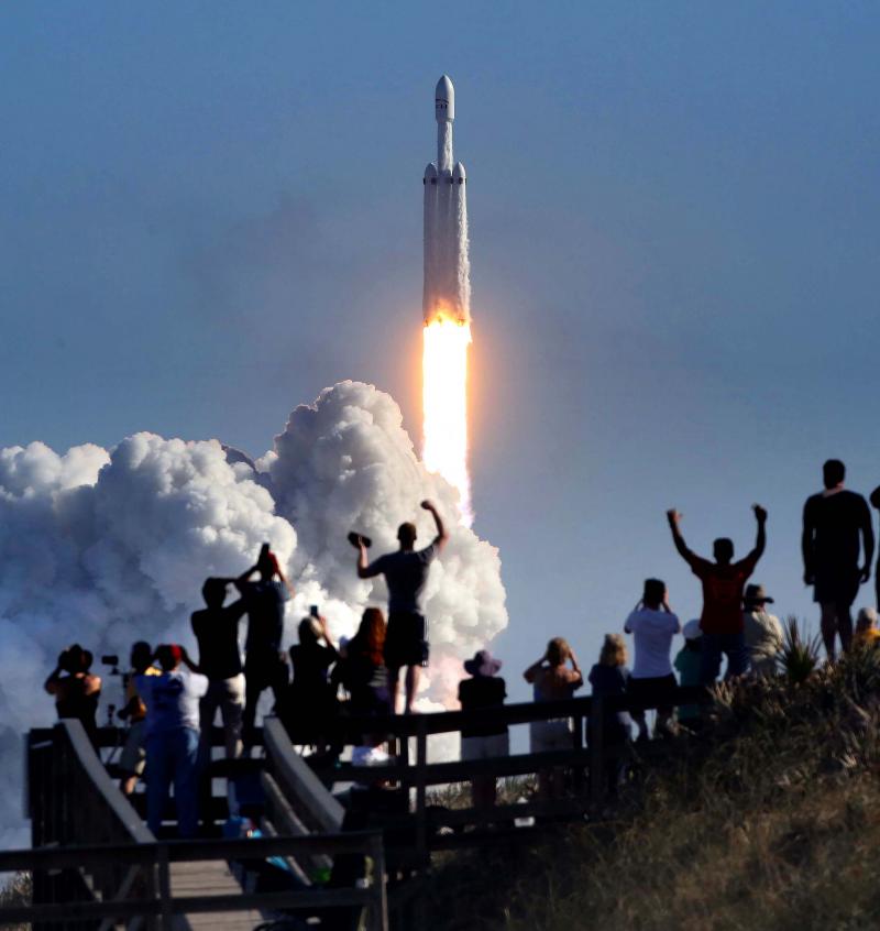 VIDEO. SpaceX a intrat în istorie. Cea mai puternică rachetă din lume, echivalentul a 18 avioane, a fost lansată pe muzica lui Bowie. Odată cu ea, şi prima maşină pe orbită!