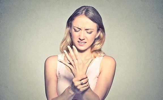 Îți amorțesc mâinile des? Uite care ar putea fi cauza