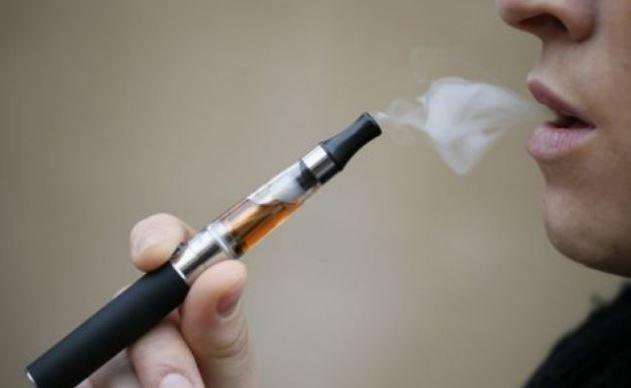 Trecerea definitivă de la fumatul clasic la folosirea ţigărilor electronice aduce beneficii  sănătăţii. Aproape 20.000 de oameni au renunțat la fumat