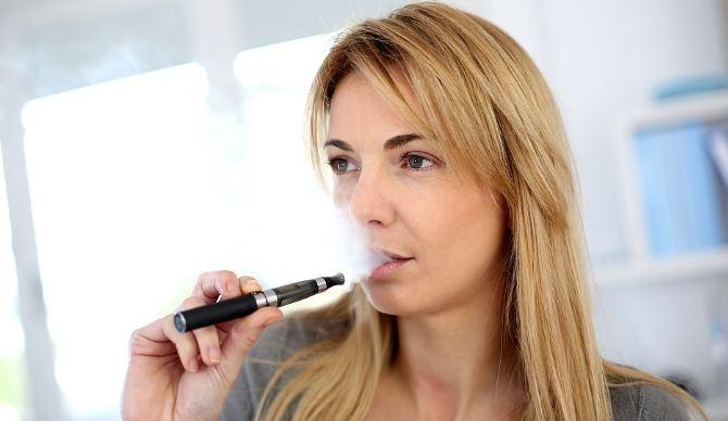 Trecerea definitivă de la fumatul clasic la folosirea ţigărilor electronice aduce beneficii  sănătăţii. Aproape 20.000 de oameni au renunțat la fumat