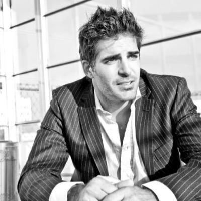 Îl mai ţii minte pe frumosul poliţist Luis din serialul Pasiuni? La 46 de ani, arată la fel de bine și de 18 ani îi este fidel unei singure femei