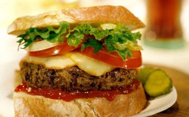 Ești fan burger? Dacă ești, atunci trebuie să știi cele zece lucruri despre giganții hamburgeri! Un burger de patru kilograme a fost mâncat în 27 de minute