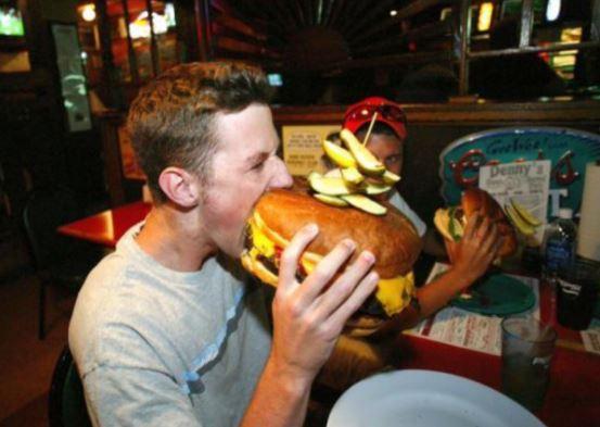 Ești fan burger? Dacă ești, atunci trebuie să știi cele zece lucruri despre giganții hamburgeri! Un burger de patru kilograme a fost mâncat în 27 de minute