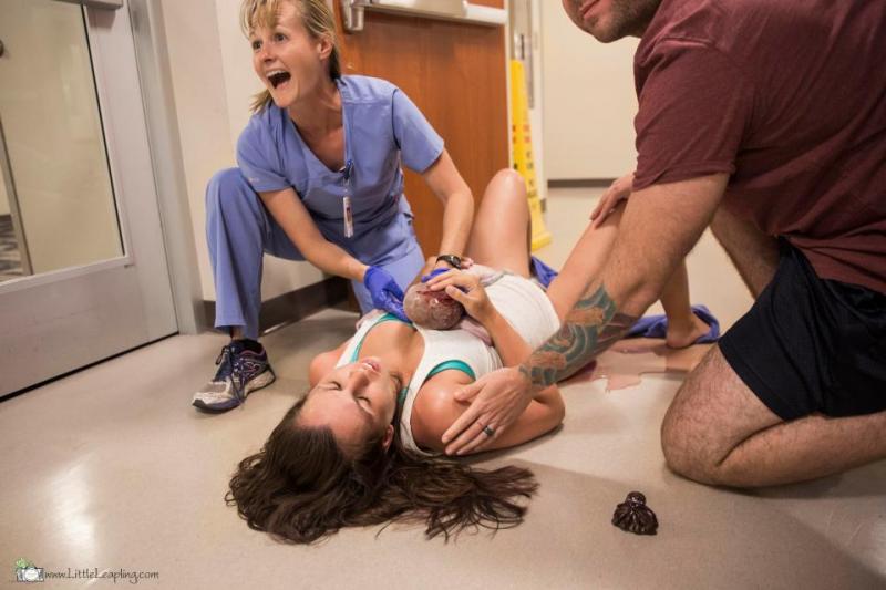 Galerie foto pentru cei tari de inimă! Momentul şocant în care o femeie îşi naşte copilul în picioare, pe holul unui spital: "Prinde-l!"