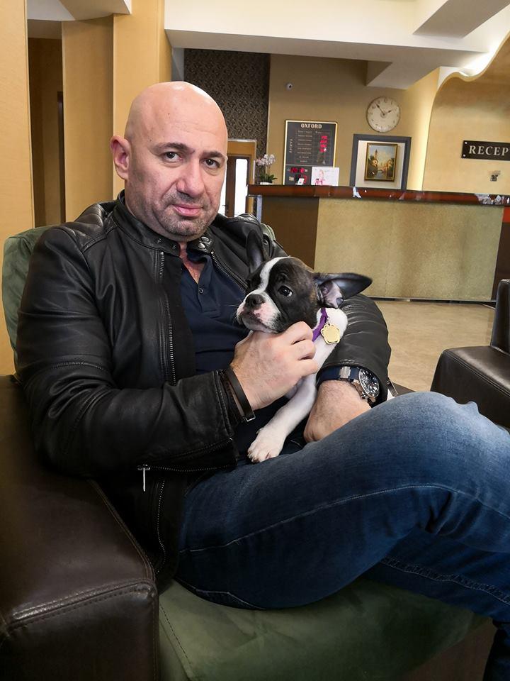 FOTO! Cătălin Scărlătescu l-a prezentat fanilor pe "nepoțelul Pierre": Cu ce-și ocupă timpul între preselecțiile noului sezon "Chef la cuțite"!