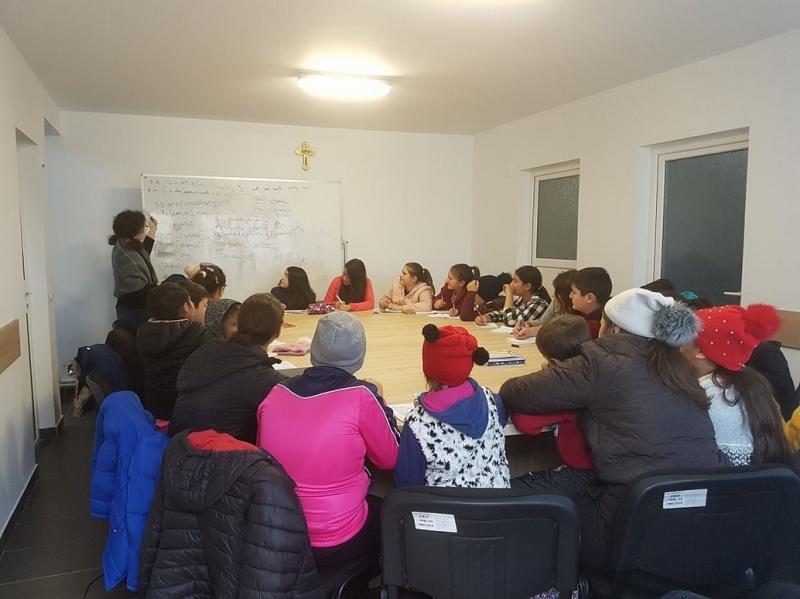 Eliza e profesoară la 16 ani pentru copiii săraci dintr-un sat din Teleorman! Adolescenta e olimpică la engleză și germană