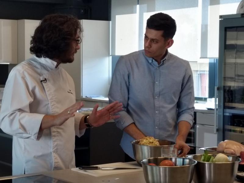 Festin culinar și lecții pentru a deveni un bucătar de cinci stele! Cum a fost la cursul de gătit cu Chef Florin Dumitrescu