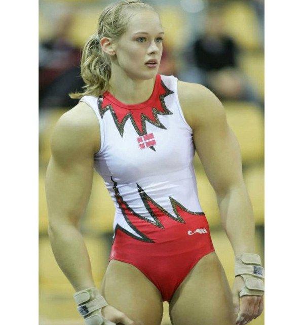 FOTO. Are un chip angelic, însă bărbaţii fug de ea când îi văd trupul. Cum arată de la gât în jos fata din imagine