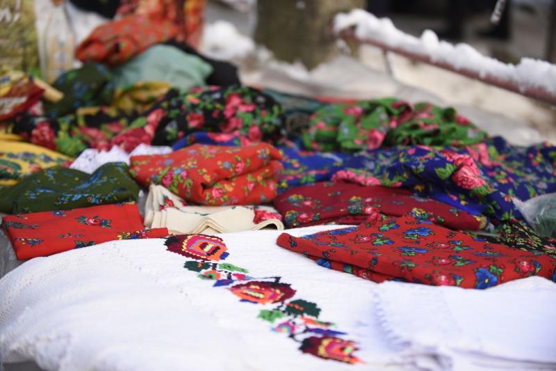 Show-ul prezentat de Mircea Radu  începe de la ora 21.15, la Antena 1. Cele mai frumoase fete din Maramureș se aleg, diseară, la “Ie, Românie”