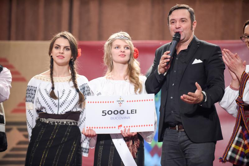 Mirela Vaida și Daniel Buzdugan au găsit cea mai frumoasă și autentică MÂNDRĂ DIN BUCOVINA. E desprinsă parcă din poveștile lui Creangă, știe a dansa și a împături sarmale