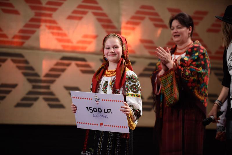 Câștigătoarea “Ie, Românie” – Bucovina este o viitoare cântăreață de muzică populară