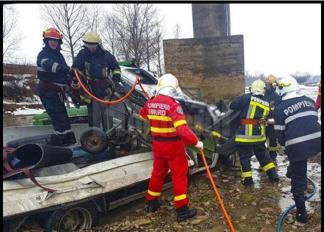 Tragedie în Suceava! O persoană a murit şi două au fost rănite după ce o camionetă a căzut de pe un pod. Din maşină, a rămas un morman de fiare contorsionate. FOTO de la fața locului