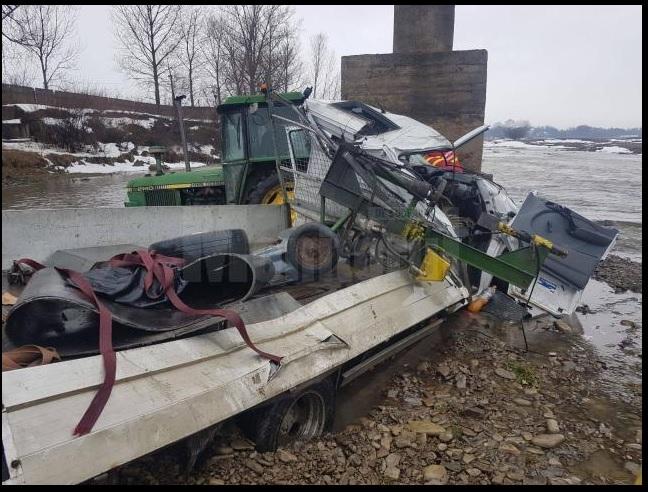 Tragedie în Suceava! O persoană a murit şi două au fost rănite după ce o camionetă a căzut de pe un pod. Din maşină, a rămas un morman de fiare contorsionate. FOTO de la fața locului