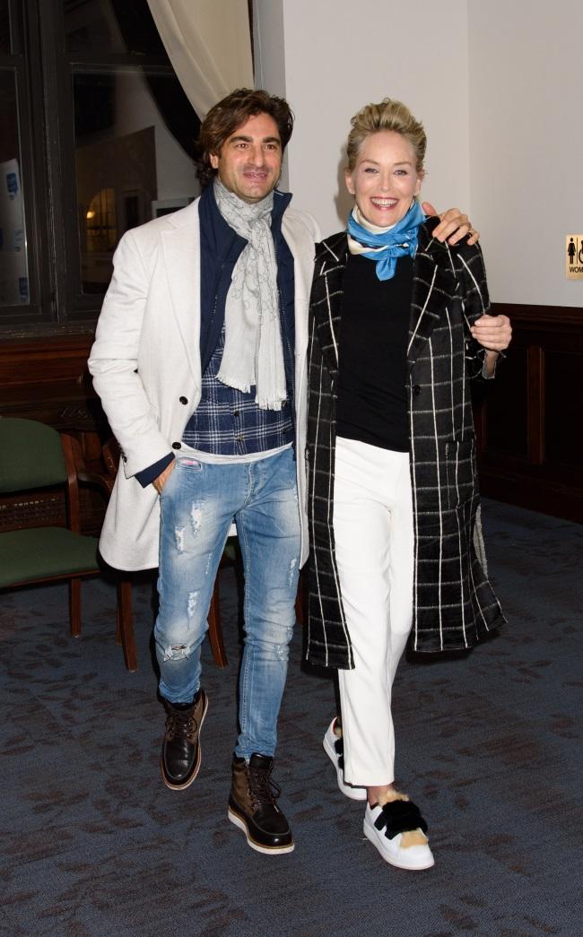 Sharon Stone a ajuns la 60 de primăveri! &Icirc;ți mai aduci aminte scena din &rdquo;BASIC INSTINCT&rdquo;? Trecut-au 28 de ani de c&acirc;nd ne-a trezit toate SIMȚURILE!