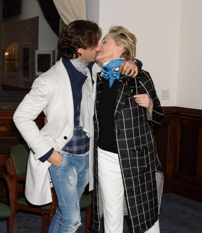 Sharon Stone a ajuns la 60 de primăveri! &Icirc;ți mai aduci aminte scena din &rdquo;BASIC INSTINCT&rdquo;? Trecut-au 28 de ani de c&acirc;nd ne-a trezit toate SIMȚURILE!