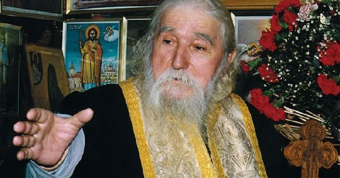 Pe cine nu ai voie să treci sub nicio formă într-un POMELNIC la slujba de DUMINICĂ! E păcatul vieții