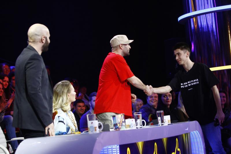 Andrei Cojocaru, roast pe scena iUmor! Pe cât de tânăr, pe atât de creativ și de talentat! Către jurați: „De voi trei, nu mai zic nimic! Mai dă-vă-n toată stima mea!”