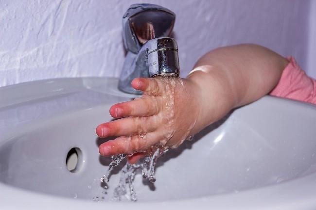 O fetiţă se confruntă cu una dintre cele mai grele alergii din lume: nu se poate atinge de apă! Și dacă plânge, pielea-i devine o rană deschisă