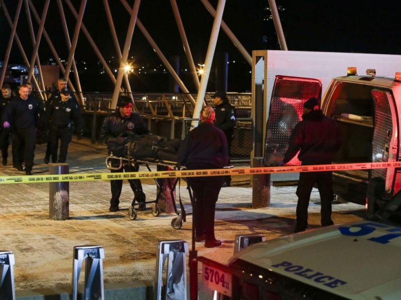 Bilanț tragic după prăbuşirea unui elicopter la New York: doi morţi şi trei răniţi . Pe un frig năprasnic, scafandrii au căutat ore &icirc;n șir supraviețuitorii. FOTO