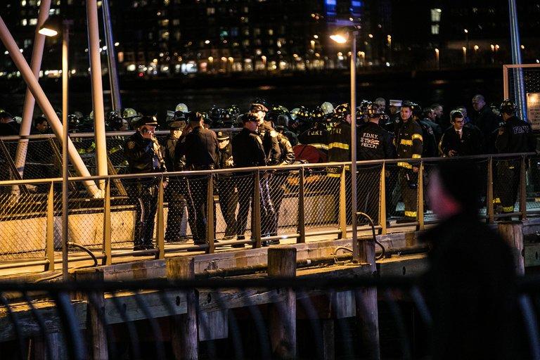 Bilanț tragic după prăbuşirea unui elicopter la New York: doi morţi şi trei răniţi . Pe un frig năprasnic, scafandrii au căutat ore &icirc;n șir supraviețuitorii. FOTO