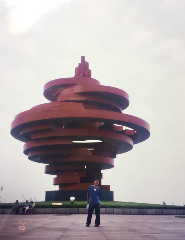 Joac-o pe asta! S-au găsit între 1.263.000.000 de oameni! În 2000, doi chinezi s-au pozat, separat, în fața unui monument. În 2011 și-au dat seama că sunt în aceeași imagine, la doi pași!