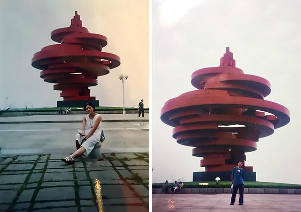 Joac-o pe asta! S-au găsit între 1.263.000.000 de oameni! În 2000, doi chinezi s-au pozat, separat, în fața unui monument. În 2011 și-au dat seama că sunt în aceeași imagine, la doi pași!