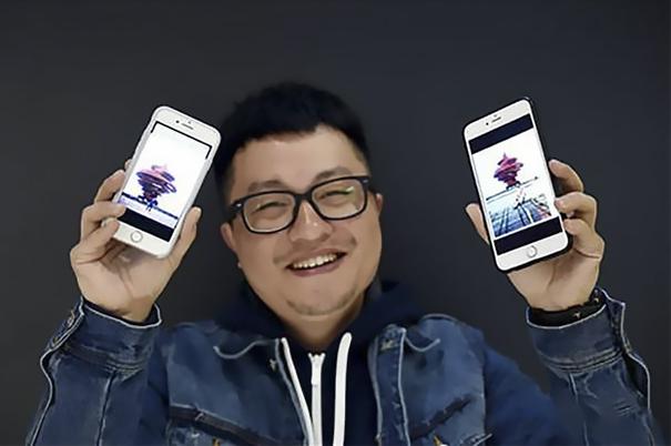 Joac-o pe asta! S-au găsit între 1.263.000.000 de oameni! În 2000, doi chinezi s-au pozat, separat, în fața unui monument. În 2011 și-au dat seama că sunt în aceeași imagine, la doi pași!