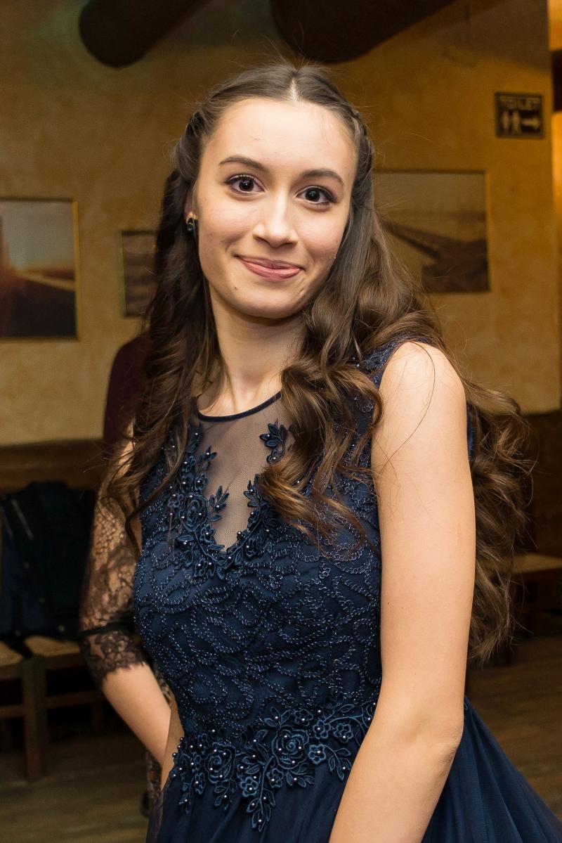 RALUCA GHILEA, Bosonul Higgs, Marte și meditațiile. Pe cine naiba interesează o fată iubitoare de fizică? În tabără se merge la Amara, la Sovata ori la Bran. Ea se duce la CERN!