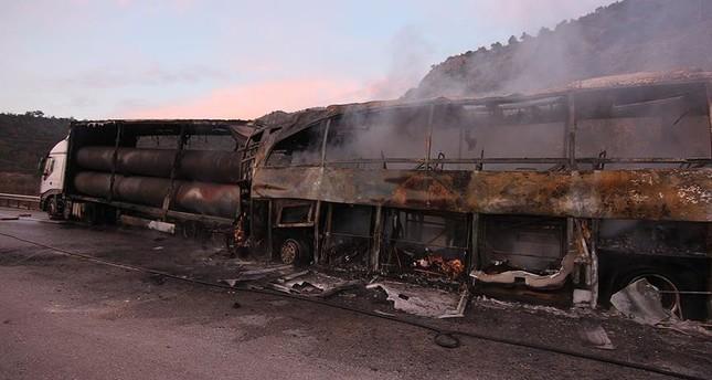 Tragedie în Turcia! Un autobuz de pasageri a lovit un camion şi a luat foc: Cel puţin 13 morţi şi 20 de răniţi, printre care și copii. Imagini terifiante!