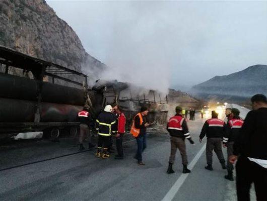 Tragedie în Turcia! Un autobuz de pasageri a lovit un camion şi a luat foc: Cel puţin 13 morţi şi 20 de răniţi, printre care și copii. Imagini terifiante!