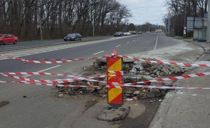 Un șofer a fost amendat de Poliția Română pentru ca nu a mers cu mașina pe partea plină de gropi a drumului: "Agentul a acţionat corect"