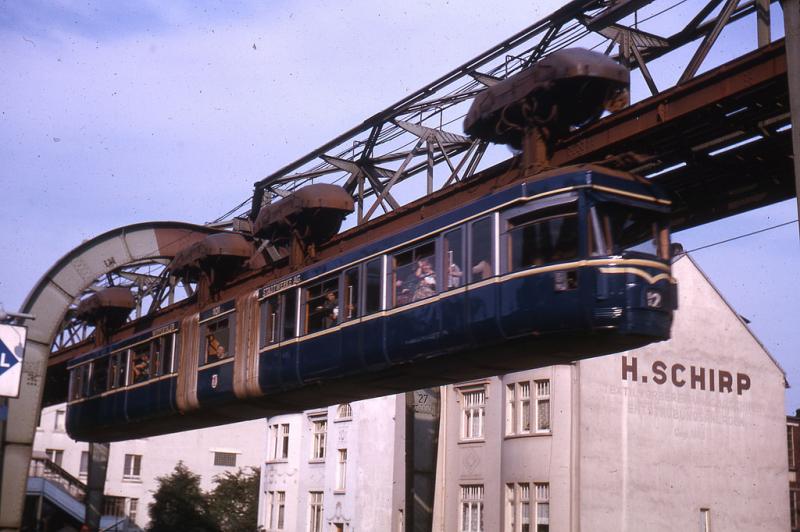 Bucureștenii vor putea călători în curând cu 80 de tramvaie suspendate! Primarul general al Capitalei, Gabriela Firea, a făcut anunțul!