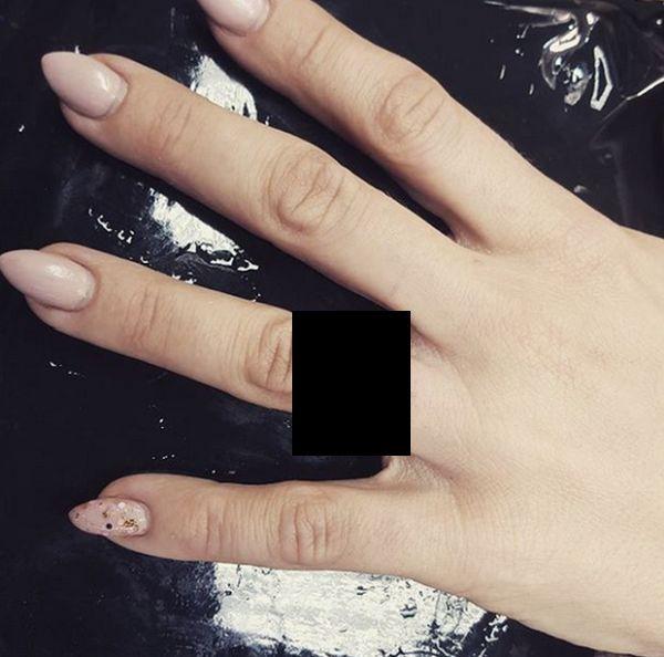 Asta e ultima fiță! Inelul de logodnă nu mai e la modă. Ce se poartă pe degetul inelar după cererea în căsătorie. Nu este tatuaj!