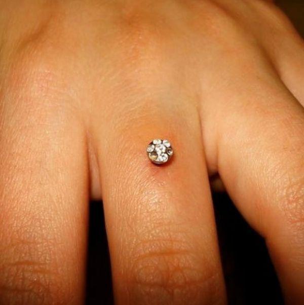 Asta e ultima fiță! Inelul de logodnă nu mai e la modă. Ce se poartă pe degetul inelar după cererea în căsătorie. Nu este tatuaj!