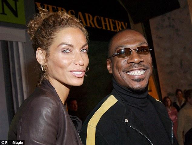 La cum arată, nu-i dai mai mult de 30 de ani, deși are 50 de primăveri și cinci copii acasă! Fosta soție a lui Eddie Murphy, Nicole, arată senzațional!