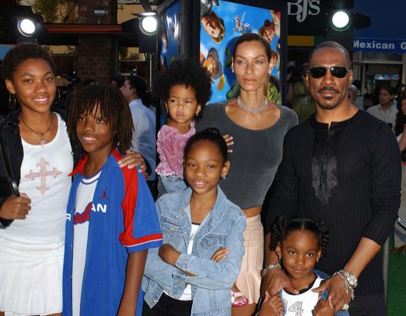 La cum arată, nu-i dai mai mult de 30 de ani, deși are 50 de primăveri și cinci copii acasă! Fosta soție a lui Eddie Murphy, Nicole, arată senzațional!