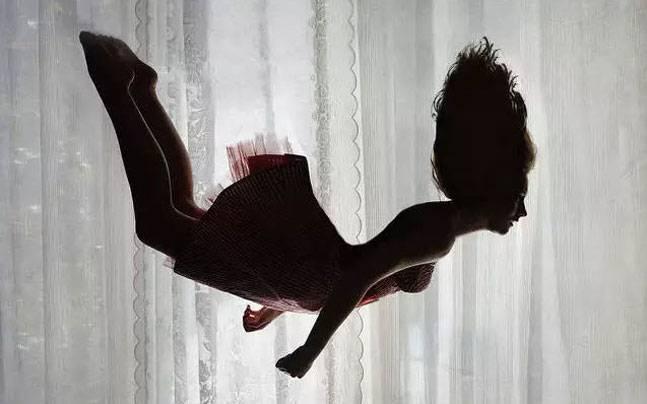 Ce înseamnă dacă ai visat cum cazi în gol! Trebuie neapărat să iei măsuri dacă nu vrei s-o pățești!