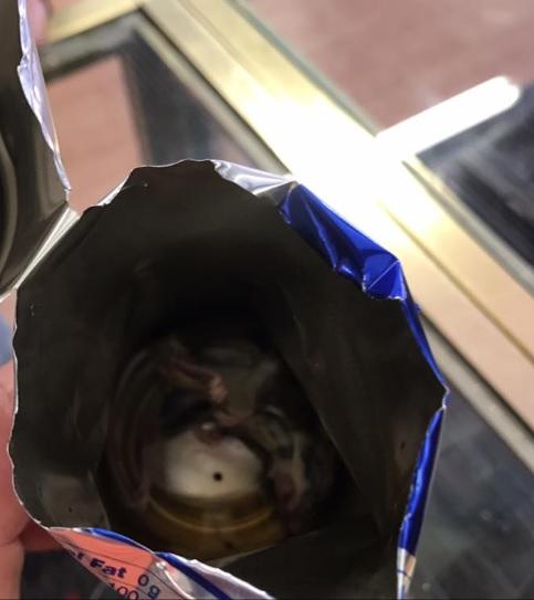 Un bărbat și-a luat un energizant și l-a savurat seara, dar a doua zi a trăit un adevărat ȘOC! Ce a găsit în cutie