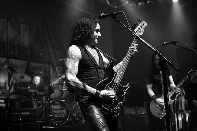 Marco Mendoza,  fostul basist al trupelor Whitesnake și Thin Lizzy, cântă, LIVE, melodia "Viva La Rock". Artistul legendar, care a colaborat cu Dolores O’Riordan,  va avea concerte în Timișoara și Sibiu!