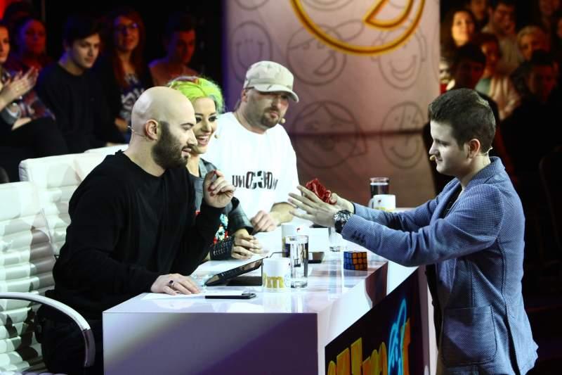 Flavian Glonţ, maestrul cubului Rubik de la iUmor, a prezentat un număr nou la "Prietenii de la 11"! Ne era dor de el!