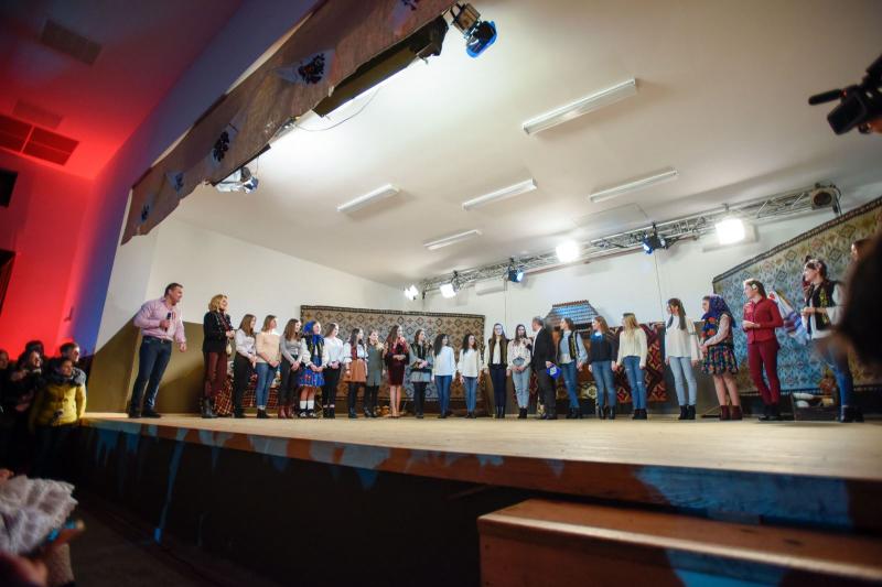 Cea mai frumoasă și talentată fată din Maramureș se alege, în această seară, la "Ie, Românie"