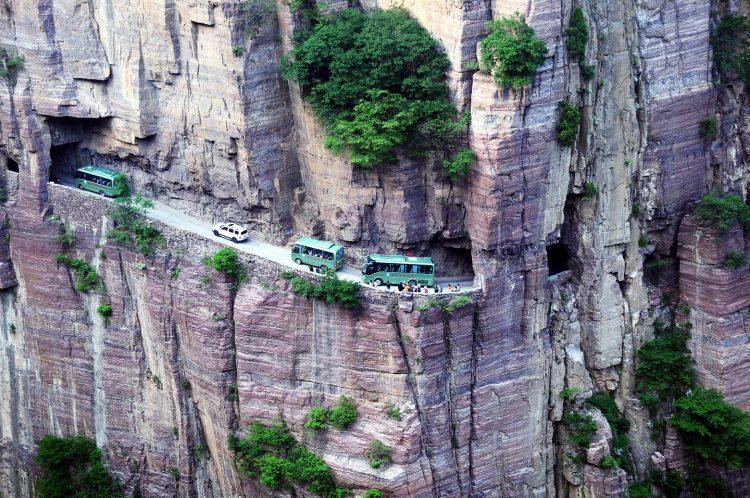 DRUMURILE MORŢII! Cele mai fascinante și periculoase şosele din lume