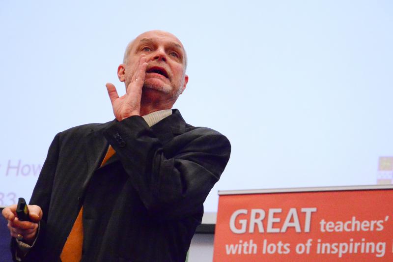 Dascălii din România vor beneficia de cursuri de învățare continuă