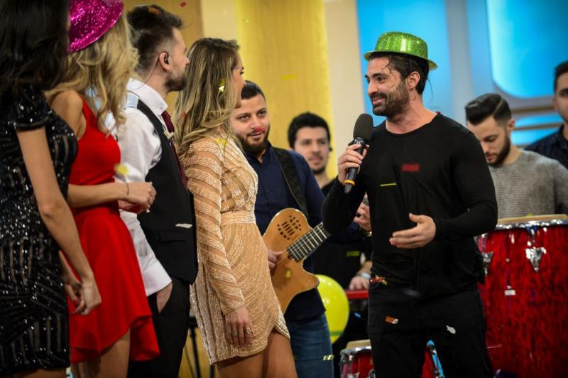 Li s-a tăiat moțul! Ce au ales Diana Munteanu și Florin Ristei de pe tavă, la aniversarea de un an a emisiunii „Prietenii de la 11”!