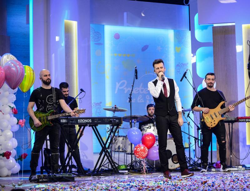 Li s-a tăiat moțul! Ce au ales Diana Munteanu și Florin Ristei de pe tavă, la aniversarea de un an a emisiunii „Prietenii de la 11”!