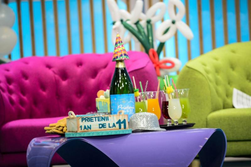 Li s-a tăiat moțul! Ce au ales Diana Munteanu și Florin Ristei de pe tavă, la aniversarea de un an a emisiunii „Prietenii de la 11”!