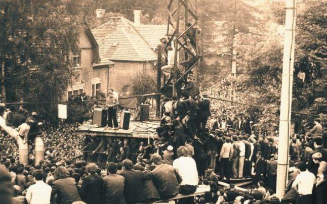 FOTO! Cum era să fie linșat Ceaușescu de către mineri. ”Un zdrahon a lovit cu pumnul în Dacia neagră și a îndoit capota. Nimeni din suită n-a mai înaintat!”