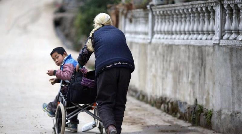 O bunicuță de 76 de ani, înghite, zilnic, 24 de kilometri, împingând scaunul cu rotile al nepoțelului de 9 ani. ”Trebuie să meargă la școală. Asta e pe primul loc”